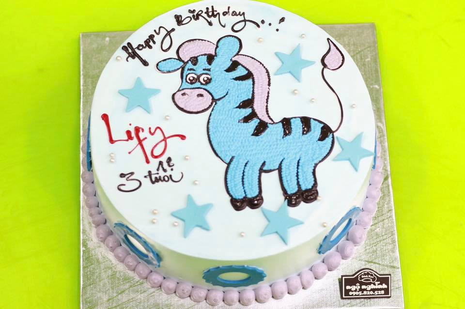 Hãy xem chiếc bánh sinh nhật với hình con ngựa xinh đẹp, người ta thường dùng để kỷ niệm tuổi ngọ. Ngựa còn được tôn vinh với họa tiết vằn đen trên bề mặt bánh. Hình ảnh này sẽ khiến bạn tò mò và muốn thưởng thức ngay.
