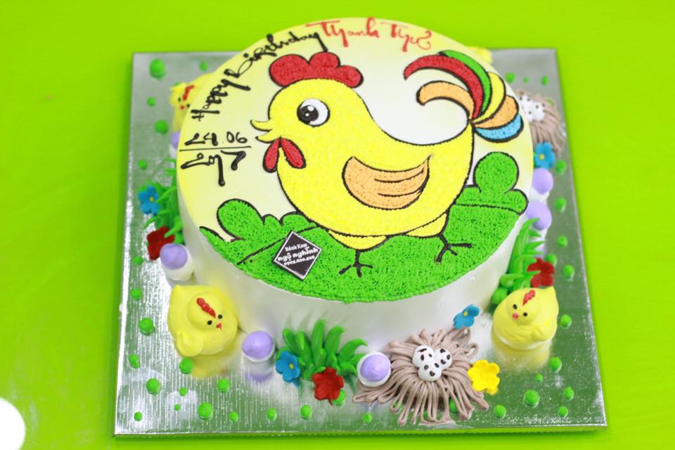 Chọn ngay bánh kem sinh nhật vẽ hình con gà tuổi dậu để tặng cho người thân yêu của mình! Những hình ảnh chú gà béo tròn, trên nền bánh kem trắng tinh khôi, tạo nên một món quà sinh nhật rất đáng nhớ và đặc biệt.