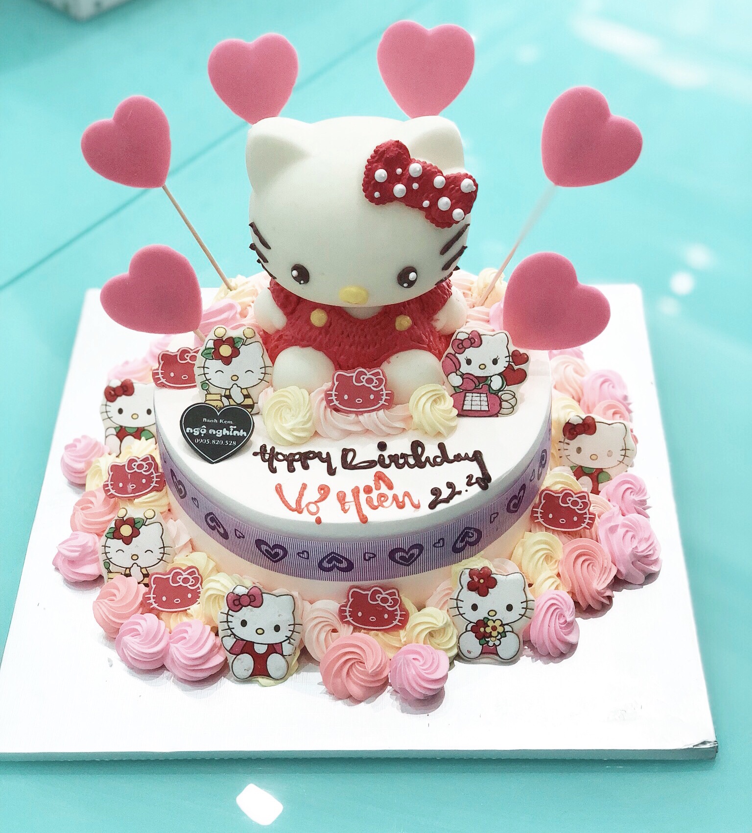 Một chiếc bánh sinh nhật không chỉ là bữa tiệc đánh dấu sự kiện quan trọng của bạn mà còn là một tác phẩm nghệ thuật. Với hình dáng độc đáo và màu sắc rực rỡ của chú mèo Hello Kitty, chiếc bánh này sẽ khiến bạn và khách mời của mình cảm thấy thích thú.