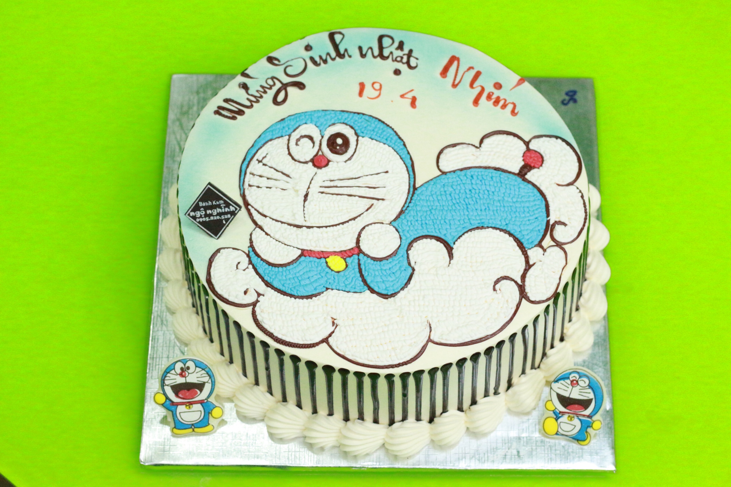 Bánh sinh nhật vẽ hình doremon đang nằm trên đám mây ngộ nghĩnh ...