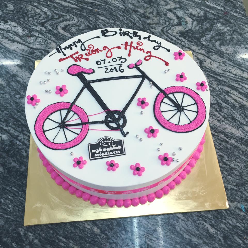 Bánh sinh nhật xe đạp hoạt hình sẽ mang tới cho bạn một bữa tiệc sôi động và đầy màu sắc. Với những chiếc bánh hình xe đạp ngộ nghĩnh và đáng yêu, chắc chắn sẽ làm hài lòng cả những khách mời khó tính nhất.
