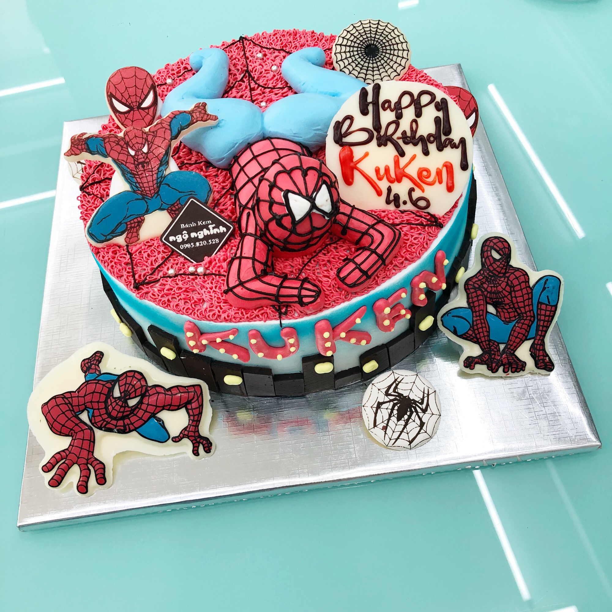 Sắp đến sinh nhật bạn và bạn đang cần một chiếc bánh sinh nhật độc đáo? Hãy thử với hình ảnh tạo hình người nhện, icon độc đáo và đầy tính sáng tạo. Bạn sẽ thực sự cảm thấy hài lòng và thỏa mãn với chiếc bánh sinh nhật thú vị này.