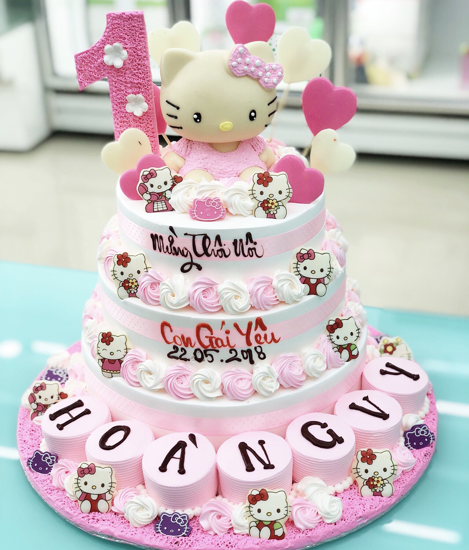 Bánh sinh nhật 3 tầng tạo hình hello kitty gắn bánh nhỏ màu hồng đẹp mắt |  Bánh Kem Ngộ Nghĩnh