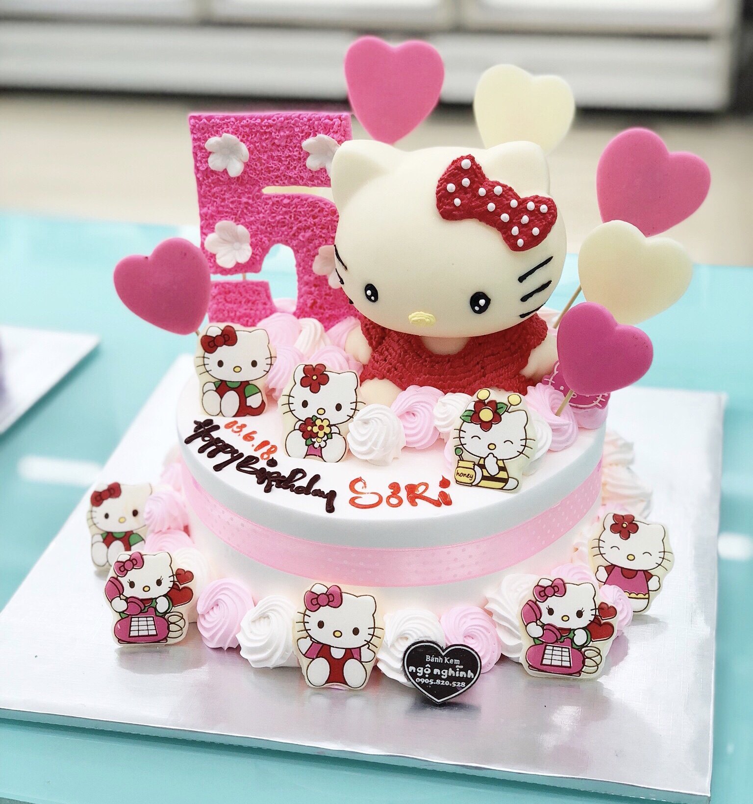 Hí hửng đặt mua bánh sinh nhật Hello Kitty, cô gái ngậm ngùi nhận ra hình  ảnh vốn chỉ mang tính minh họa