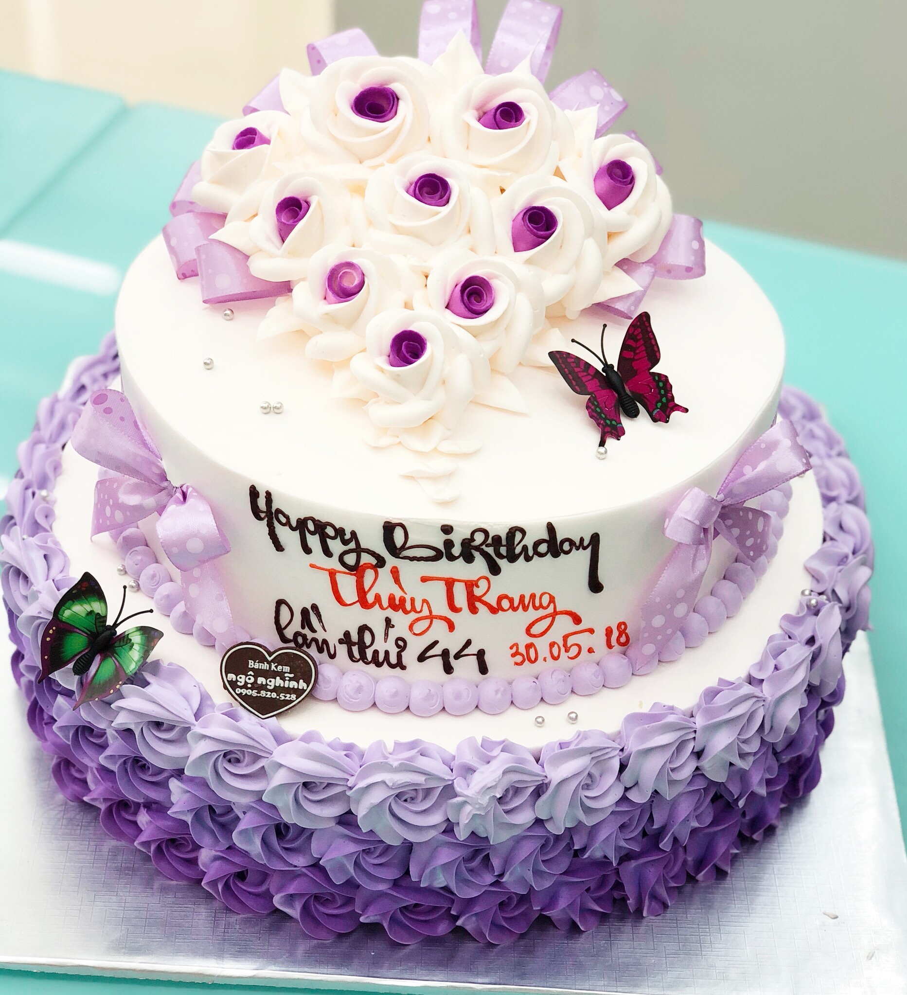Đón sinh nhật của người thân bằng một chiếc bánh được tạo hình hoa hồng màu tím ngọt ngào chắc chắn sẽ khiến cho bữa tiệc của bạn thêm phần đặc biệt và ý nghĩa. Hãy cùng chiêm ngưỡng hình ảnh của chiếc bánh tuyệt đẹp này để cảm nhận được sự độc đáo và tinh tế.