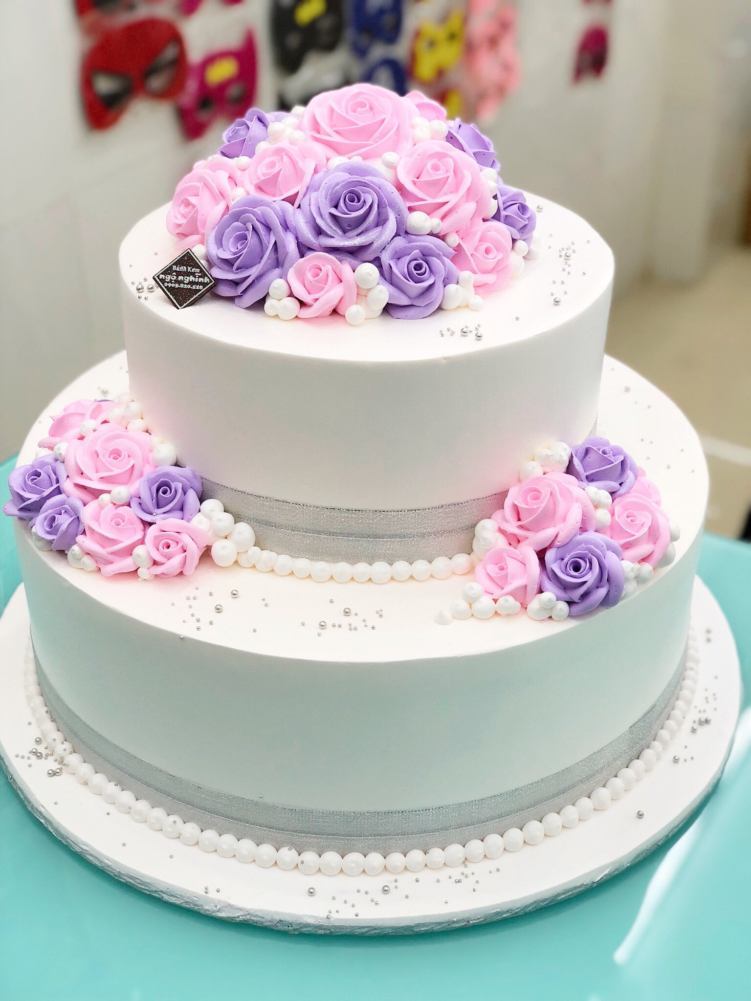 Các kiểu trang trí bánh sinh nhật hiện nay vô cùng đa dạng và phong phú, tuy nhiên, bánh sinh nhật hai tầng hoa hồng luôn là một lựa chọn tuyệt vời. Chúng được trang trí với những bông hoa hồng xinh đẹp và những chiếc lá mềm mại, hoà quyện trong màu sắc tươi tắn của kem bơ. Hãy cùng chiêm ngưỡng hình ảnh đẹp nhất của bánh sinh nhật hai tầng hoa hồng tại đây.
