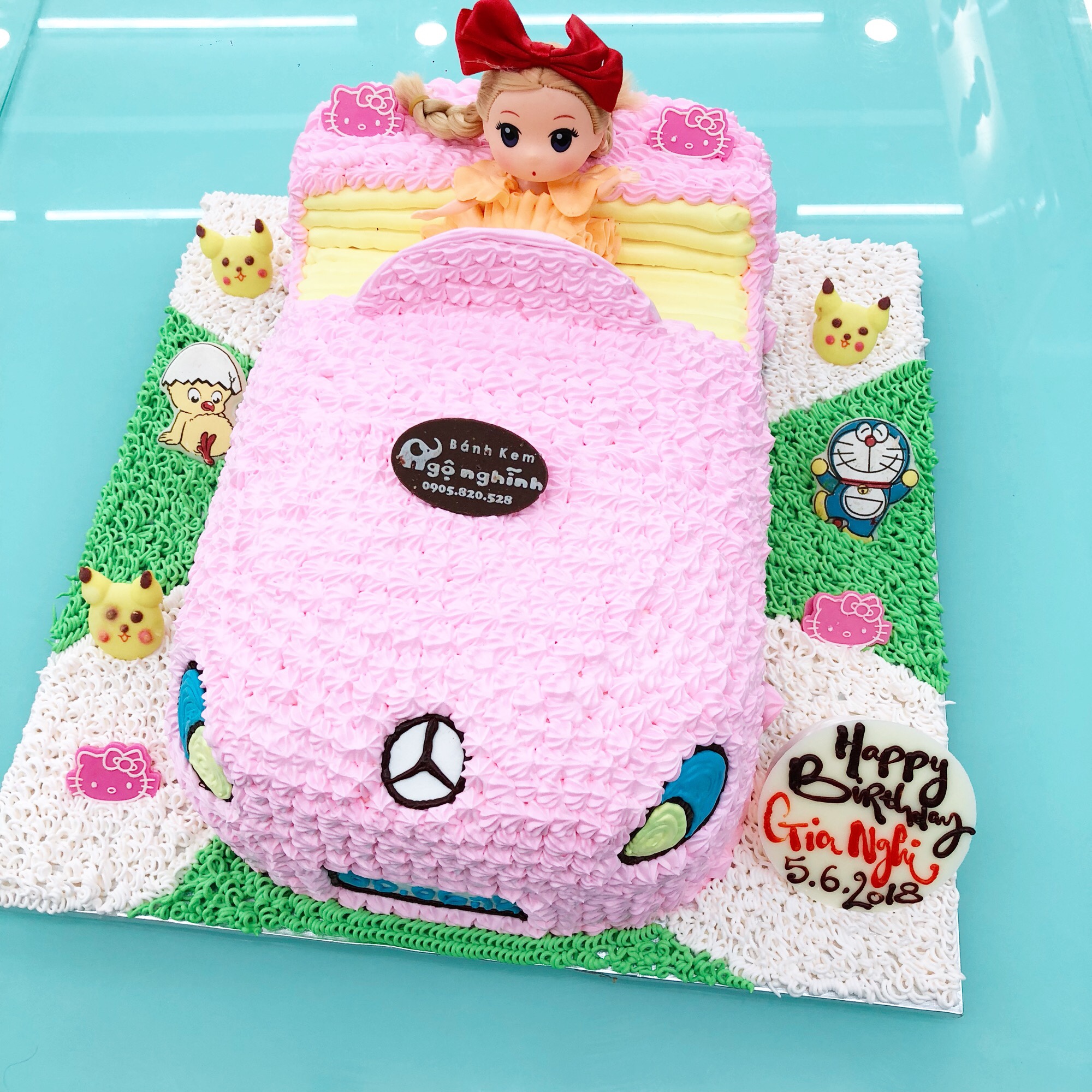 Đừng bỏ lỡ cơ hội thưởng thức chiếc bánh sinh nhật công chúa chibi lái xe màu hồng ngọt ngào và đầy màu sắc. Chiếc bánh kếp bông cùng những hoa làm bằng kem tuỳ ý trang trí, tạo nên một tác phẩm nghệ thuật bắt mắt và đáng yêu. Hãy tặng cho bạn bè và người thân một chiếc bánh sinh nhật công chúa chibi màu hồng để cùng nhau chia sẻ niềm vui.