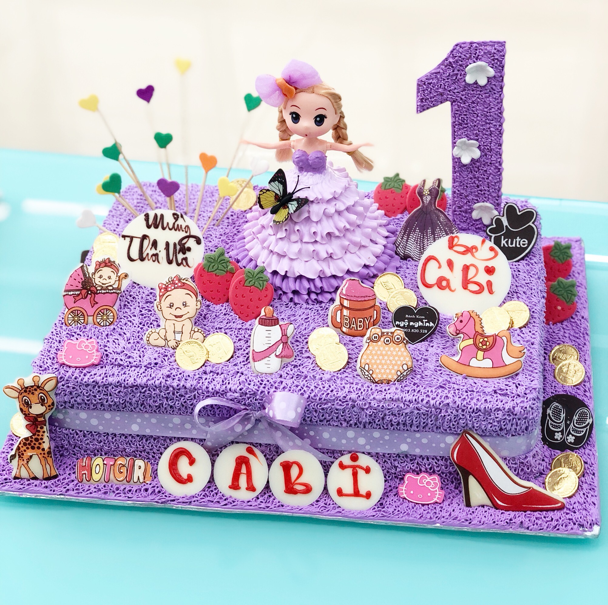 Hãy chuẩn bị sẵn sàng cho một bữa tiệc sinh nhật đầy màu sắc với chiếc bánh sinh nhật công chúa chibi tím này. Với những màu sắc hồng tím đặc trưng của công chúa, chiếc bánh này sẽ khiến cho bữa tiệc của bạn đầy ấn tượng và đáng yêu. Hãy mua ngay chiếc bánh này và thưởng thức món tráng miệng ngon miệng.