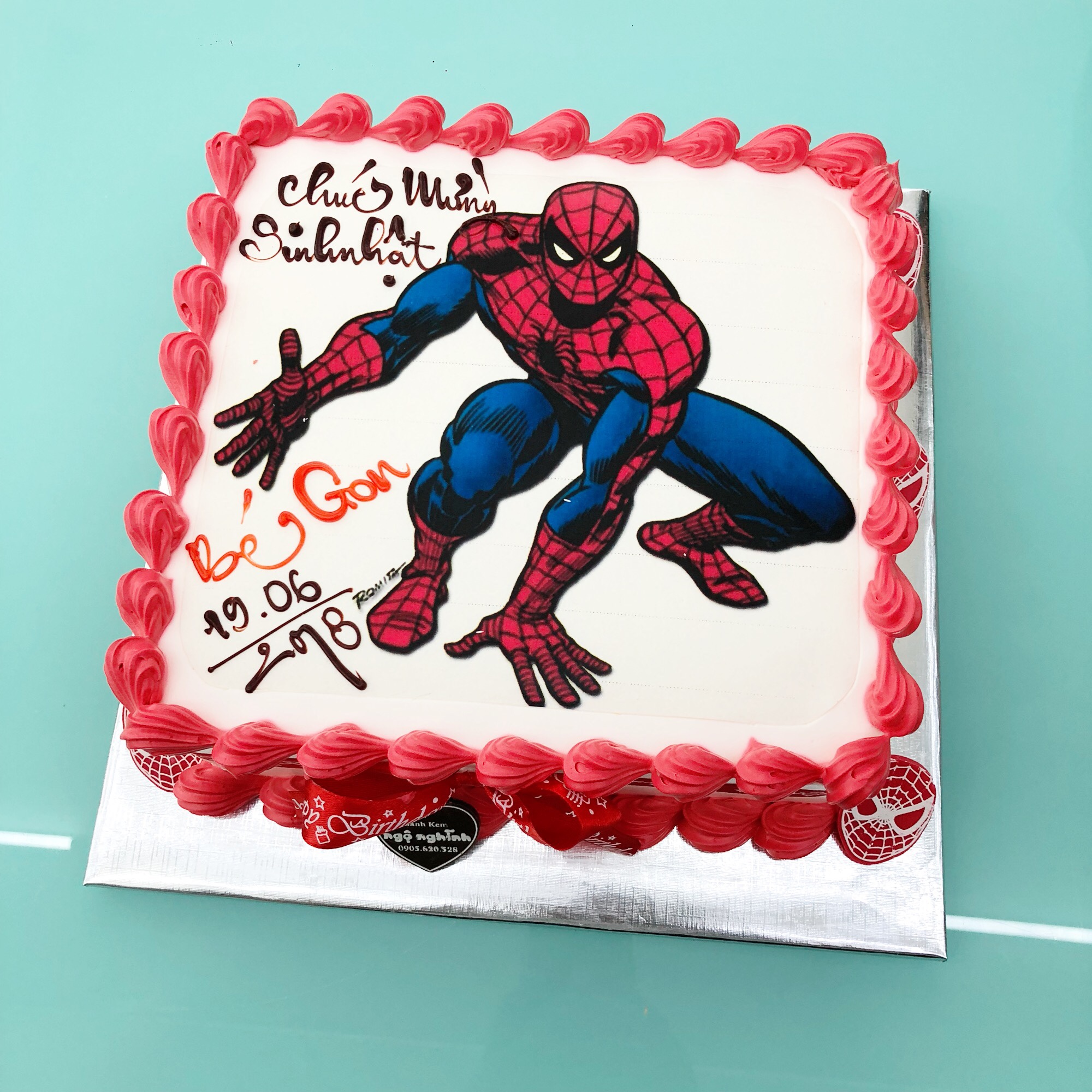 Muốn tặng quà cho bé trai mình một món đặc biệt và dễ thương? Hãy lựa chọn bánh sinh nhật in hình siêu nhân người nhện ngộ nghĩnh này. Với những nét vẽ tinh tế và cute, bánh sẽ là một món quà tuyệt vời và ý nghĩa không chỉ để ăn mà còn để lưu giữ những kỷ niệm đáng nhớ.