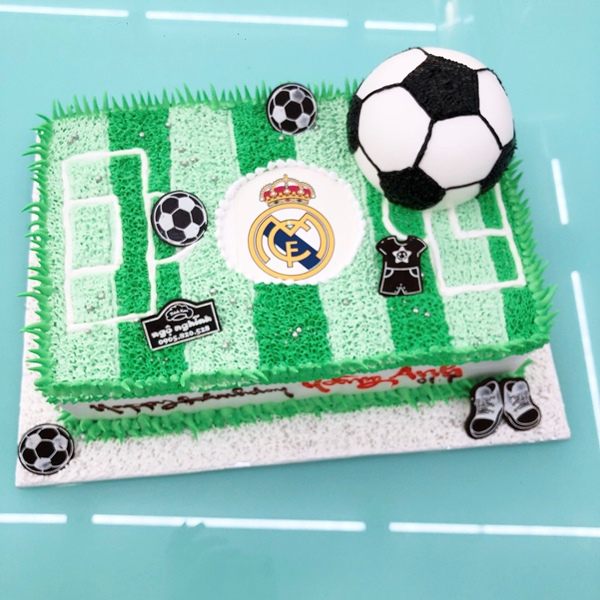 Bánh sinh nhật Real Madrid sẽ là một sự lựa chọn hoàn hảo cho bữa tiệc sinh nhật của người hâm mộ đội bóng này. Với các biểu tượng và màu sắc đặc trưng của đội bóng, bánh này sẽ mang đến cho bạn một trải nghiệm thú vị và đầy ý nghĩa.