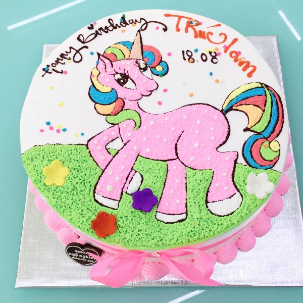 Bánh kem sinh nhật hình ngựa pony: Nếu bạn tìm kiếm một chiếc bánh sinh nhật tuyệt đẹp và đáng yêu, đừng bỏ qua chiếc bánh kem sinh nhật hình ngựa pony này! Sẽ không có gì bằng hình ảnh một chú ngựa Pony đáng yêu trên bề mặt của chiếc bánh này. Với lớp kem mousse mềm mịn và hương vị tuyệt vời, chiếc bánh này chắc chắn sẽ trở thành tâm điểm trong bất kì tiệc sinh nhật nào.