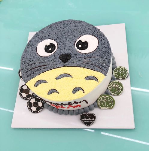 Bánh sinh nhật vẽ hình totoro dễ thương