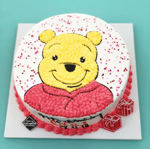 Hãy đến và xem chiếc bánh kem sinh nhật siêu dễ thương với hình ảnh Gấu Pooh. Với đồ họa sống động, chiếc bánh kem này chắc chắn sẽ làm cho bạn tiêu thụ trái ngọt và tươi mát hơn. Bạn sẽ không thể chối từ một món quà dễ thương như thế này cho người thân của mình.