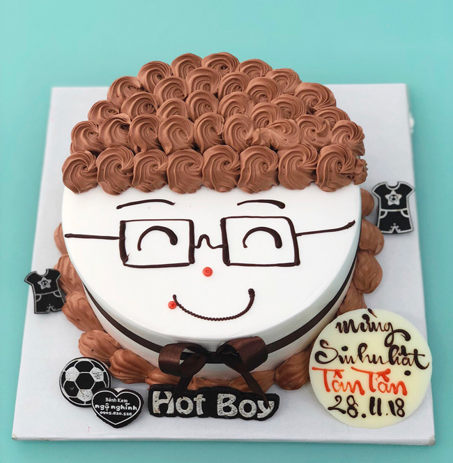 Bạn đang tìm kiếm một món quà sinh nhật dành cho một người đàn ông đặc biệt? Chào đón bánh kem sinh nhật tạo hình 3D mặt người nam. Bạn sẽ bị thu hút bởi cách mà bánh được tạo hình tinh tế để tạo nên bộ mặt nam tính của người đàn ông. Hãy để bánh sinh nhật này trở thành một món quà đầy ý nghĩa và bất ngờ nhất cho người đàn ông của bạn.