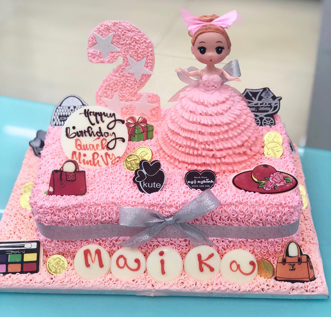 Đang tìm kiếm đồ trang trí cho sinh nhật của công chúa nhỏ của bạn? Không lo, hãy xem ngay dòng sản phẩm bánh sinh nhật Chibi công chúa màu hồng của chúng tôi. Với những hình ảnh nhỏ xinh này, buổi tiệc của bé sẽ trở nên lung linh và đầy phong cách hơn rất nhiều.