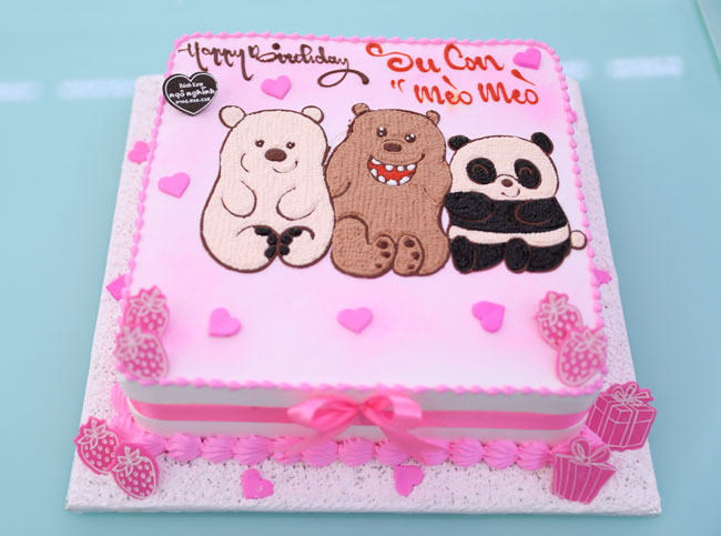 Đừng bỏ lỡ bức ảnh ngộ nghĩnh này với một chiếc bánh sinh nhật đáng yêu và chú gấu hoạt hình. Chắc chắn sẽ khiến bạn cười nắm đùi với những chi tiết đáng yêu và vui nhộn đó!