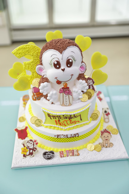 Bánh sinh nhật 3d con khỉ: “Bạn muốn tạo ra một chiếc bánh sinh nhật sống động và thật đặc biệt để kỷ niệm ngày sinh nhật của người thân? Với bánh sinh nhật 3D con khỉ, bạn sẽ có một chiếc bánh tuyệt vời, được tạo thành từ những chi tiết nhỏ và sống động, khiến cho bữa tiệc sinh nhật thêm phần sinh động và đặc sắc.”