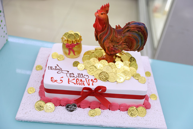 Bánh gato sinh nhật hình con chó đẹp cho bé gái tuổi Tuất với hình ảnh đoàn  tàu gà con trở quà tới mừng sinh nhật 5448  Bánh fondant