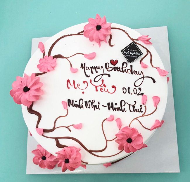 Bánh kem sinh nhật được vẽ cành hoa tươi tắn sẽ mang đến cho bạn một không gian đầy màu sắc và những họa tiết độc đáo. Hãy xem qua hình ảnh để tìm được sự kết hợp tuyệt vời giữa bánh kem và các mẫu hoa tươi trên bàn tiệc sinh nhật.