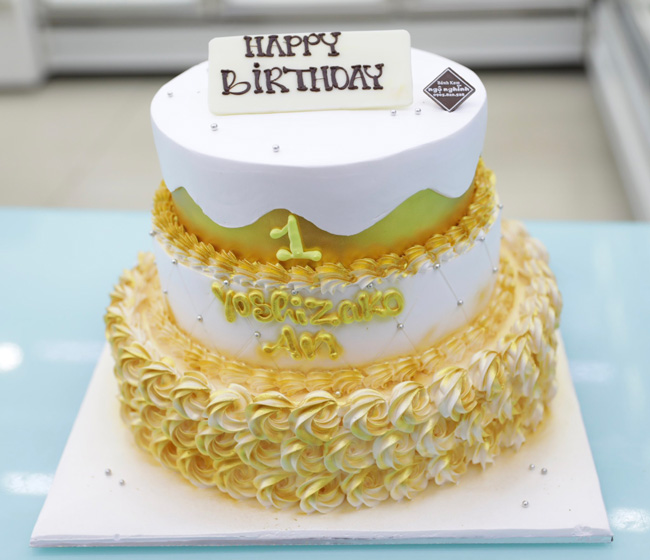 Bánh kem sinh nhật 3 tầng mạ vàng trang trí đơn giản sang trọng ...