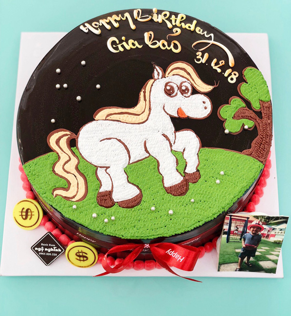 Bánh sinh nhật với hình con ngựa màu trắng và nền sô cô la nguyên chất sẽ đem lại cho bạn sự sang trọng và đẳng cấp trong ngày đặc biệt của mình. Hãy chiêm ngưỡng hình ảnh đầy ấn tượng của chiếc bánh này và cảm nhận niềm hạnh phúc đích thực.