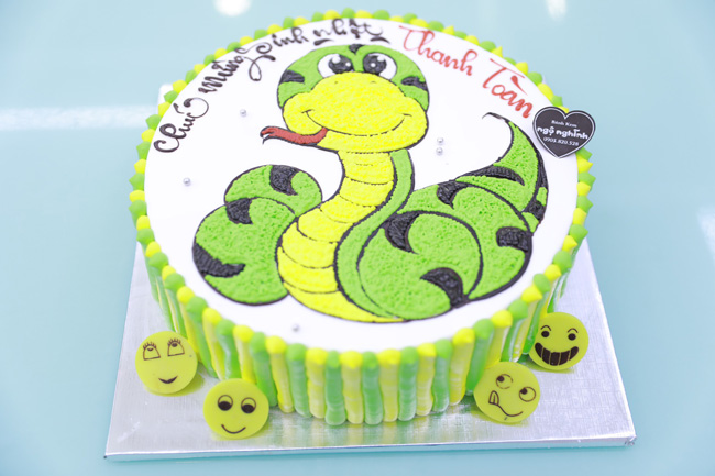 Quà sinh nhật không thể thiếu cho những cô gái tuổi tỵ là chiếc bánh hình con rắn đáng yêu. Với thiết kế độc đáo và màu sắc bắt mắt, bánh sẽ khiến người nhận cảm thấy thích thú và đầy phấn khởi. Hãy xem ảnh để cảm nhận được sự đáng yêu của chiếc bánh này.