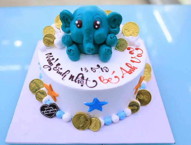 Màu xanh tươi tắn thật bắt mắt trên chiếc bánh sinh nhật con voi này. Hãy đến và xem chiếc bánh tuyệt đẹp này và cùng nhau ăn mừng một ngày sinh nhật thật vui vẻ.