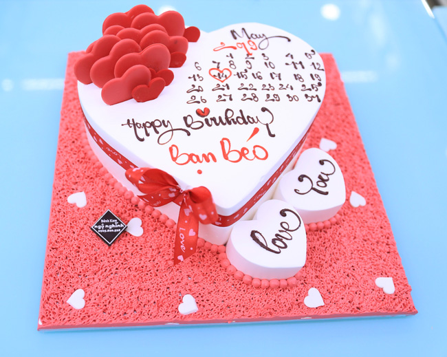 Một chiếc bánh sinh nhật 3D trái tim sôi động chưa bao giờ làm thất vọng bất kỳ người nào. Hình dáng và màu sắc độc đáo sẽ mang đến cho bạn và người nhận quà cảm xúc đáng nhớ. Hãy cùng ngắm nhìn chi tiết của chiếc bánh tuyệt vời này trong hình ảnh được chụp lại.