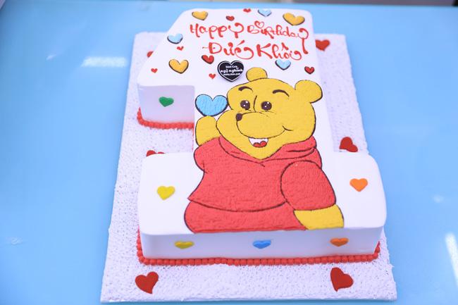 Bánh sinh nhật Gấu Pooh được làm từ những nguyên liệu tươi ngon, khiến cho bánh trở nên vô cùng hấp dẫn. Hãy thưởng thức chiếc bánh này và có những khoảnh khắc thật ngọt ngào bên bạn bè của Gấu Pooh.