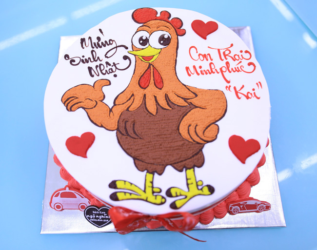Con gà được xem là biểu tượng cho năm Dậu trong văn hóa Á Đông. Chúng tôi đã sáng tạo ra bánh sinh nhật vẽ hình con gà tuổi dậu độc đáo và tinh tế. Bạn sẽ chẳng bao giờ nghĩ rằng con gà và bánh sinh nhật có thể kết hợp đến vậy.