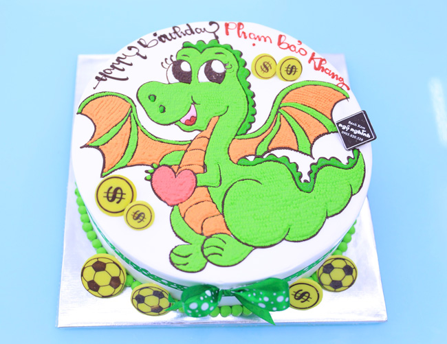 Bạn yêu thích những chiếc bánh sinh nhật cực kì đáng yêu và ngộ nghĩnh không? Vậy thì hãy xem ngay bức ảnh về con rồng tuổi thìn, trang trí trên một chiếc bánh sinh nhật màu xanh lá để bắt đầu bữa tiệc sinh nhật đầy sắc màu và vui tươi nhé!
