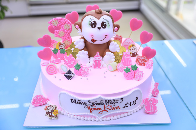Bạn có muốn tạo nên bất ngờ đầy ý nghĩa cho các bé trong ngày sinh nhật của họ không? Hãy tặng cho bé yêu của bạn một chiếc bánh sinh nhật tạo hình con khỉ đầy sáng tạo. Với sự kết hợp tuyệt vời giữa bánh kem và hình dáng con khỉ, chắc chắn bữa tiệc sinh nhật của bé sẽ trở nên thêm đặc biệt và ý nghĩa.
