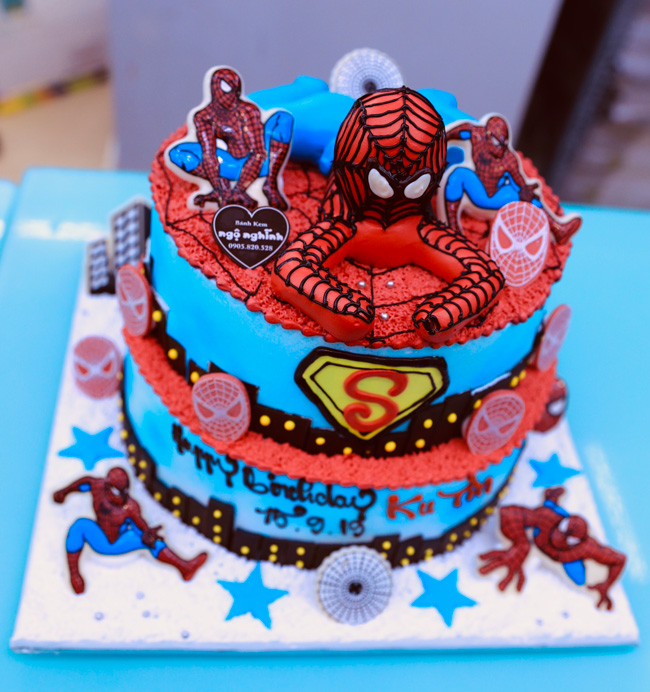 Bánh fondant màu trắng hình siêu nhân nhện trong thành phố - Bánh Thiên  Thần : Chuyên nhận đặt bánh sinh nhật theo mẫu