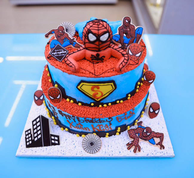 Nếu bạn yêu thích siêu nhân người nhện, hãy không bỏ qua chiếc bánh sinh nhật 3D siêu đẹp này! Với hình ảnh người nhện tuyệt đẹp, chiếc bánh sẽ khiến bất cứ ai cũng phải trầm trồ ngạc nhiên. Hãy xem hình ảnh để cảm nhận sự đẹp của chiếc bánh này!