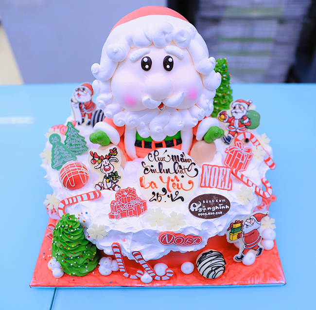 Bánh sinh nhật 3D Ông Già Noel là lựa chọn hoàn hảo cho bất kỳ bữa tiệc sinh nhật hay buổi lễ nào, khiến khách mời của bạn không thể quên được trải nghiệm ấn tượng này.