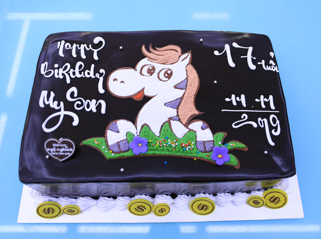 Bánh kem sinh nhật ngựa vằn sẽ làm cho bữa tiệc sinh nhật của bạn trở nên đặc biệt và thú vị hơn bao giờ hết. Với hình ảnh ngựa vằn trang trí trên chiếc bánh, đảm bảo sự chú ý và cảm giác hứng thú của mọi người khi nhìn thấy bánh lớn và xinh đẹp này.