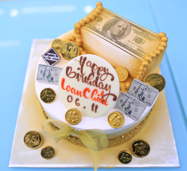 Bánh sinh nhật tạo hình 3D là món quà tuyệt vời để tặng cho người thân trong dịp sinh nhật. Với những hình dáng độc đáo và ấn tượng, bánh sẽ khiến bữa tiệc sinh nhật thêm phần hoành tráng và đặc biệt. Hãy đến và khám phá những chiếc bánh tuyệt đẹp này!