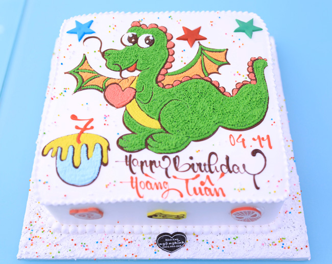 Với bánh sinh nhật hình con rồng lửa, bạn sẽ được trải nghiệm vẻ đẹp mãnh liệt và huyền bí của đóa lửa. Hãy xem ảnh để nhận ra sự tinh tế và chất lượng hoàn hảo của chiếc bánh.