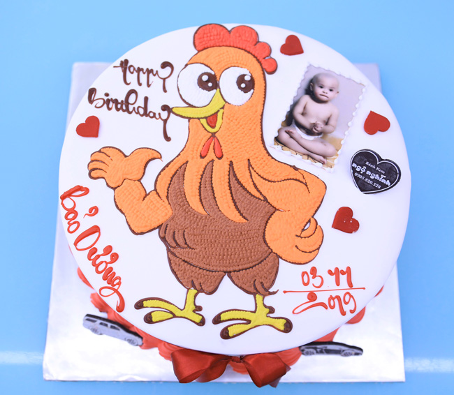 Bánh sinh nhật vẽ hình con gà trống tuổi dậu: Trang trí bánh sinh nhật hình con gà trống tuổi dậu sẽ đem lại cho buổi tiệc của bạn một sắc màu đặc biệt. Hãy cùng nhau xem bức ảnh về chiếc bánh sinh nhật này để khám phá thêm sự tinh tế và độc đáo của nó.