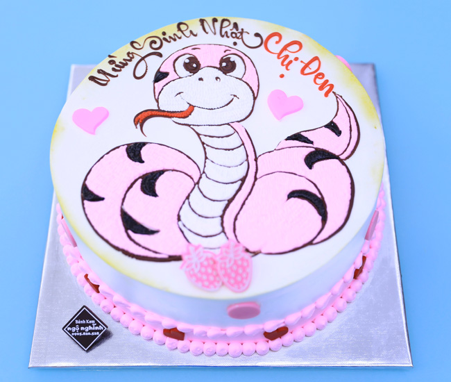 Bánh kem sinh nhật với con rắn xinh xắn và được vẽ tặng cho người thuộc tuổi tỵ là một món quà đầy ý nghĩa. Hãy ngắm nhìn chiếc bánh này với màu hồng và các chi tiết được trang trí độc đáo. Khám phá thế giới của bánh kem cuối cùng và nhận niềm vui từ nó.