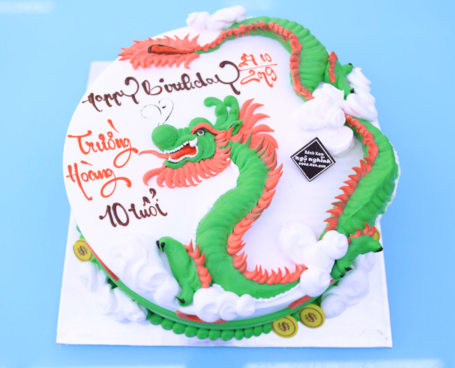 Được vẽ hình 3D như con rồng thật, chiếc bánh sinh nhật này là món quà lý tưởng cho bất kỳ cậu bé nào đam mê các nhân vật huyền thoại. Sự kết hợp hài hòa giữa màu sắc và hương vị ngọt ngào sẽ khiến bạn muốn ăn thật nhiều.
