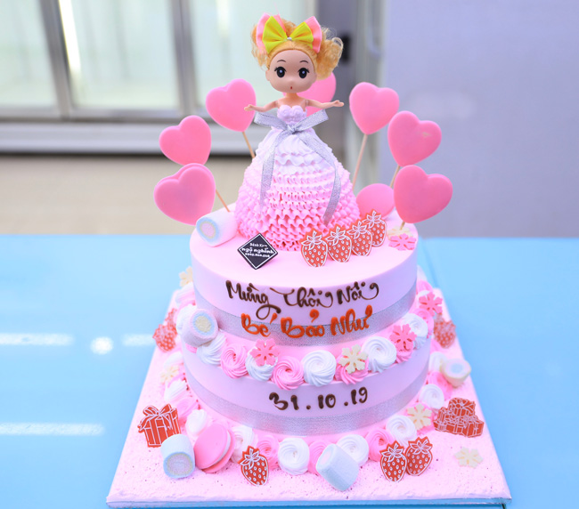Bánh kem bơ 2 tầng tạo hình bé gái cho ngày sinh nhật - Tiny Pretty Cake