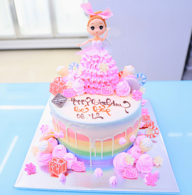 Bánh sinh nhật cô bé búp bê đầm hồng và những bông hoa dễ thương  Bánh  Thiên Thần  Chuyên nhận đặt bánh sinh nhật theo mẫu