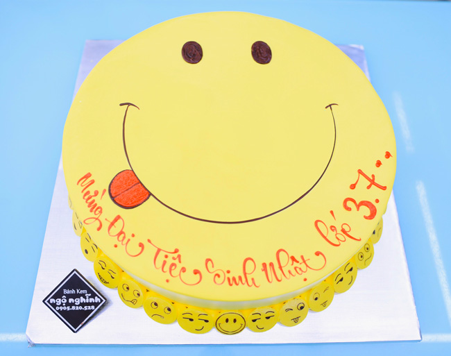Một chiếc bánh sinh nhật tạo hình 3D với icon mặt cười, màu vàng ngộ nghĩnh chắc chắn sẽ là điều tuyệt vời nhất dành cho người thân yêu của bạn. Sự kết hợp này sẽ đem lại cho bạn một chiếc bánh sinh nhật đầy màu sắc, vui tươi và đầy tính sáng tạo. Không thể bỏ qua đúng không nào?