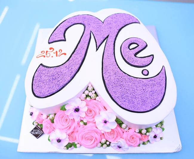 Bánh Sinh Nhật Tạo Hình 3D Chữ M Vẽ Chữ Mẹ Màu Tím Bắt Hoa Hồng Đẹp Mắt |  Bánh Kem Ngộ Nghĩnh