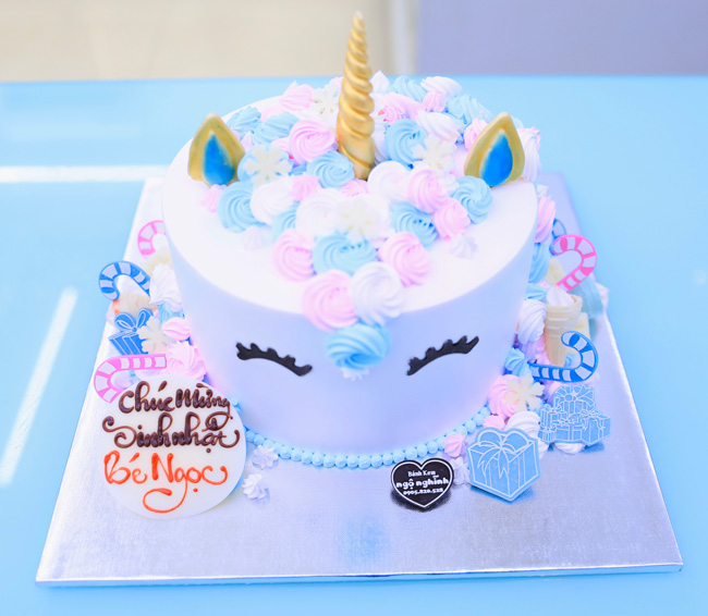 Với hình ảnh Kỳ lân unicorn tạo hình 3D siêu dễ thương, chiếc bánh sinh nhật này chắc chắn sẽ khiến bạn muốn đặt ngay cho bé yêu của mình. Xem hình ảnh để trầm trồ trước sự đáng yêu và ngộ nghĩnh của Kỳ lân unicorn trên chiếc bánh này nhé!