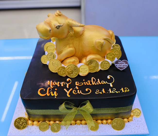 Bánh sinh nhật tạo hình 3d con trâu tuổi sửu mạ vàng nền socola ...