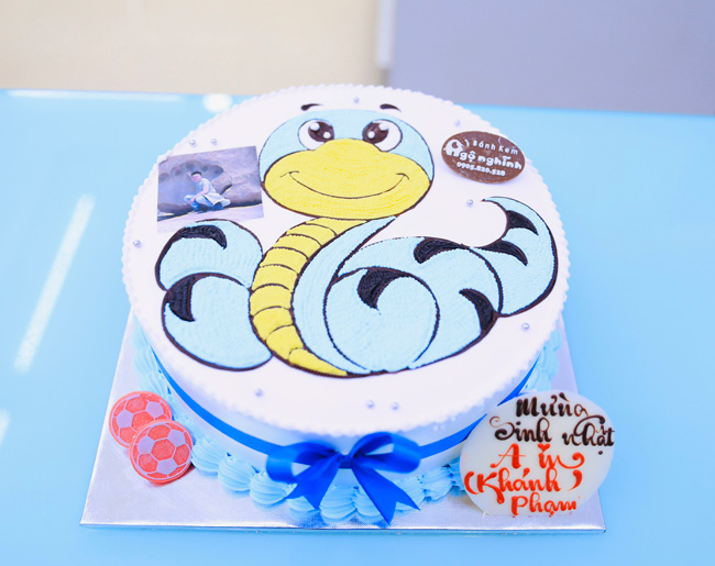 Bánh sinh nhật với hình vẽ con rắn tinh tế màu xanh là phù hợp nhất với lứa tuổi của trẻ. Với hình ảnh này, đám sinh nhật sẽ trở nên đầy màu sắc và đáng nhớ hơn bao giờ hết.