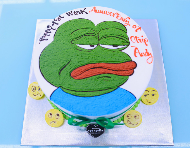 Bánh sinh nhật vẽ hình mặt con ếch xấu xí màu xanh độc đáo siêu bá đạo |  Bánh Kem Ngộ Nghĩnh