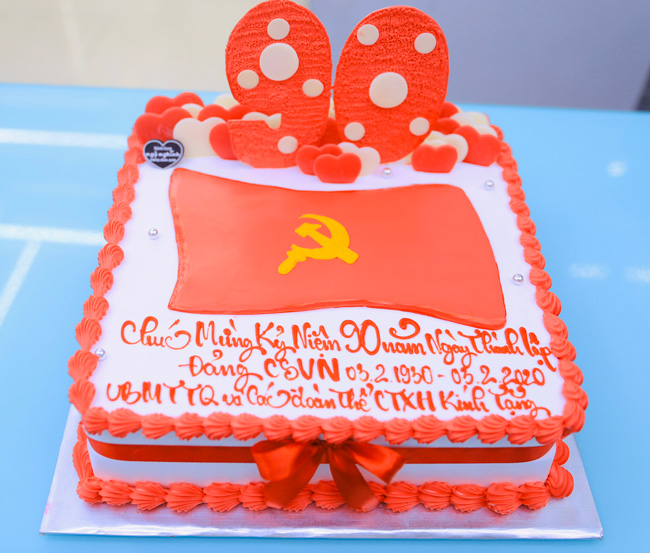 Hình lá cờ Đảng CSVN là một trong các biểu tượng quan trọng đại diện cho sự phát triển của Việt Nam. Cùng với sự đoàn kết, sáng tạo, quyết tâm, cách mạng của Đảng là những giá trị văn hoá truyền thống được truyền tải qua bao thế hệ. Khi thưởng thức mẫu bánh kem này, quý khách hàng sẽ cảm nhận được tình yêu quê hương đậm sâu và lòng tự hào dân tộc Việt Nam.